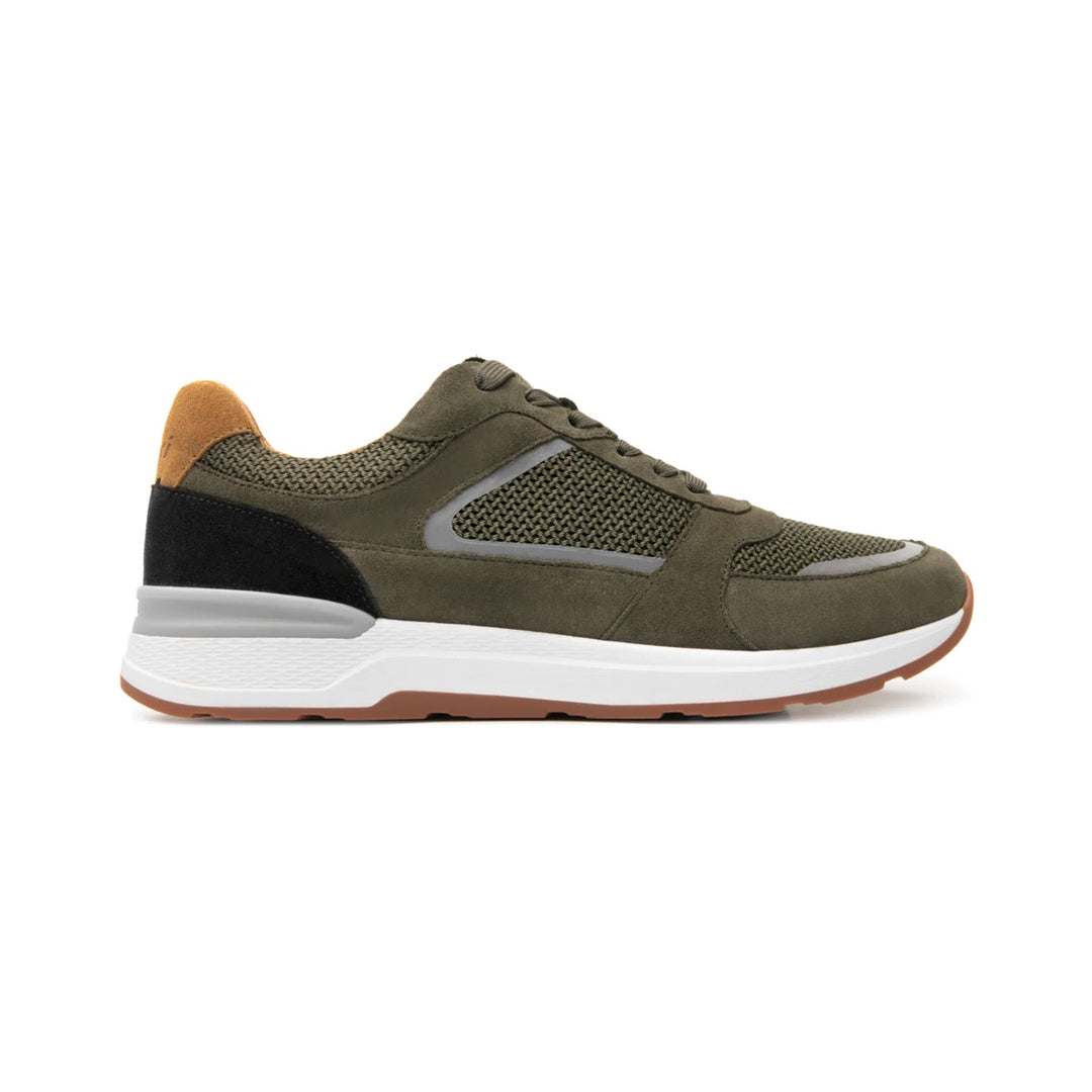 Tenis Flexi color olivo con detalles en gris y blanco, diseño casual deportivo con textura de malla.