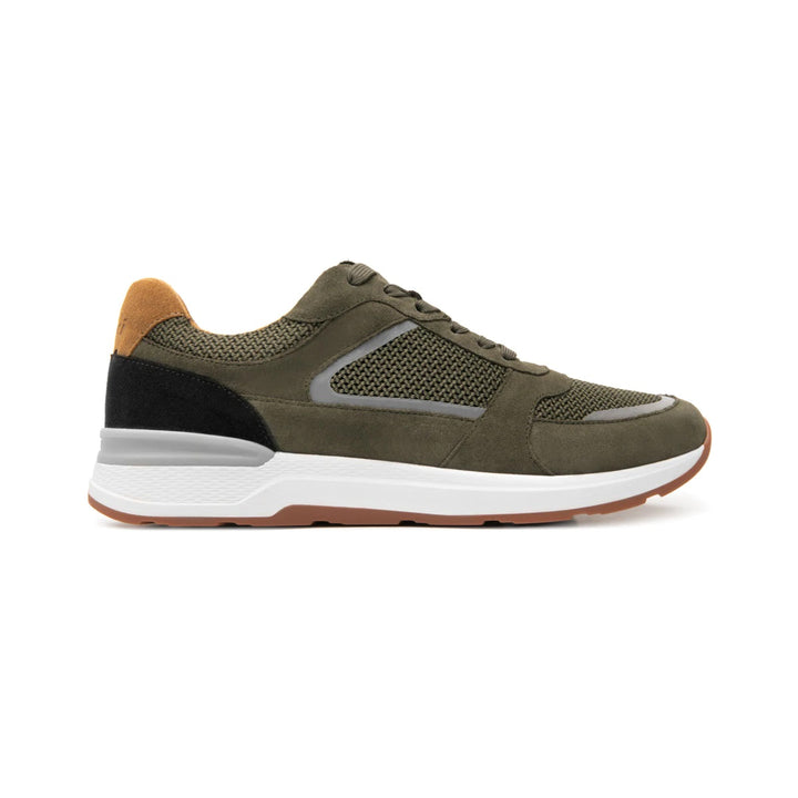 Tenis Flexi color olivo con detalles en gris y blanco, diseño casual deportivo con textura de malla.