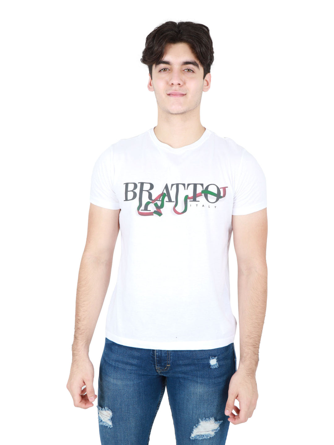 Hombre vistiendo una playera blanca de manga corta con logotipo de la marca Bratto en el pecho.