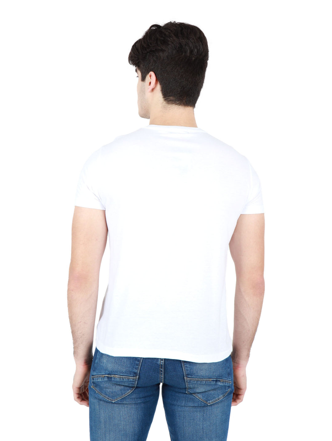 Hombre vistiendo una playera blanca de manga corta con logotipo de la marca Bratto en el pecho.