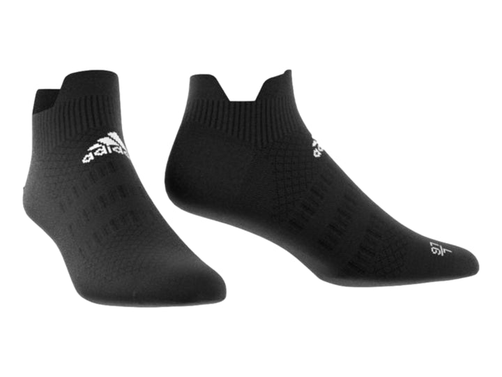 Calcetín corto deportivo de color negro con logotipo blanco de Adidas en el lateral.