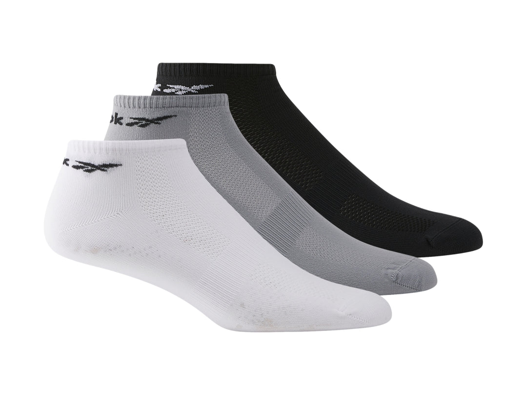 Set de tres pares de calcetines deportivos Reebok en colores blanco, gris y negro.