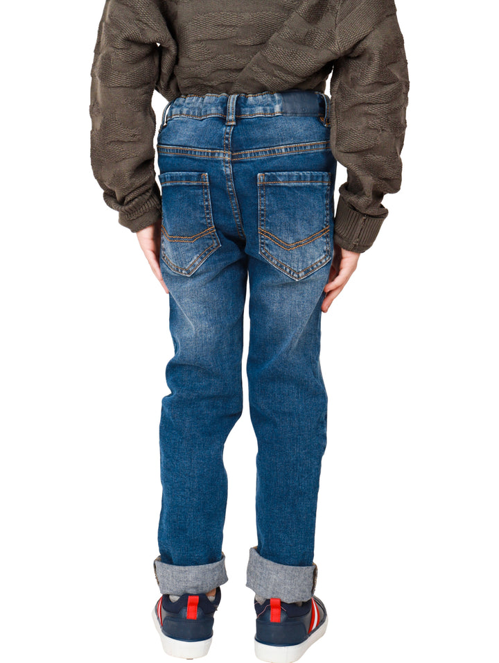 Pantalón de mezclilla azul medio para niño de la marca Mayoral.