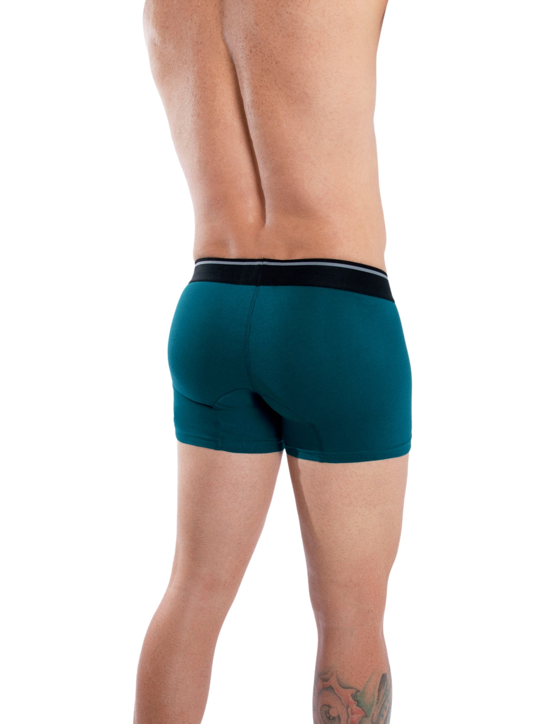 Hombre modelando boxer ajustado color azul petróleo con banda elástica en la cintura.