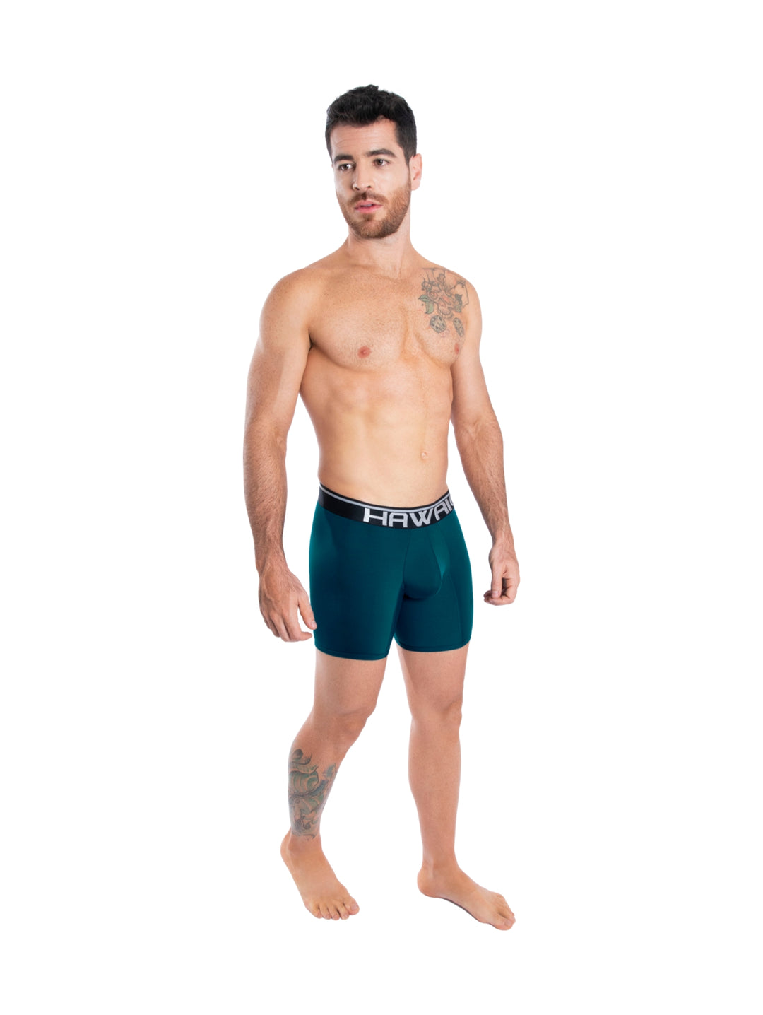 Hombre vistiendo boxer ajustado color azul petróleo con banda elástica negra.