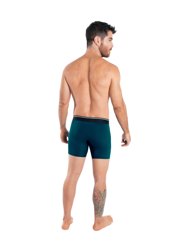 Hombre vistiendo boxer ajustado color azul petróleo con banda elástica negra.