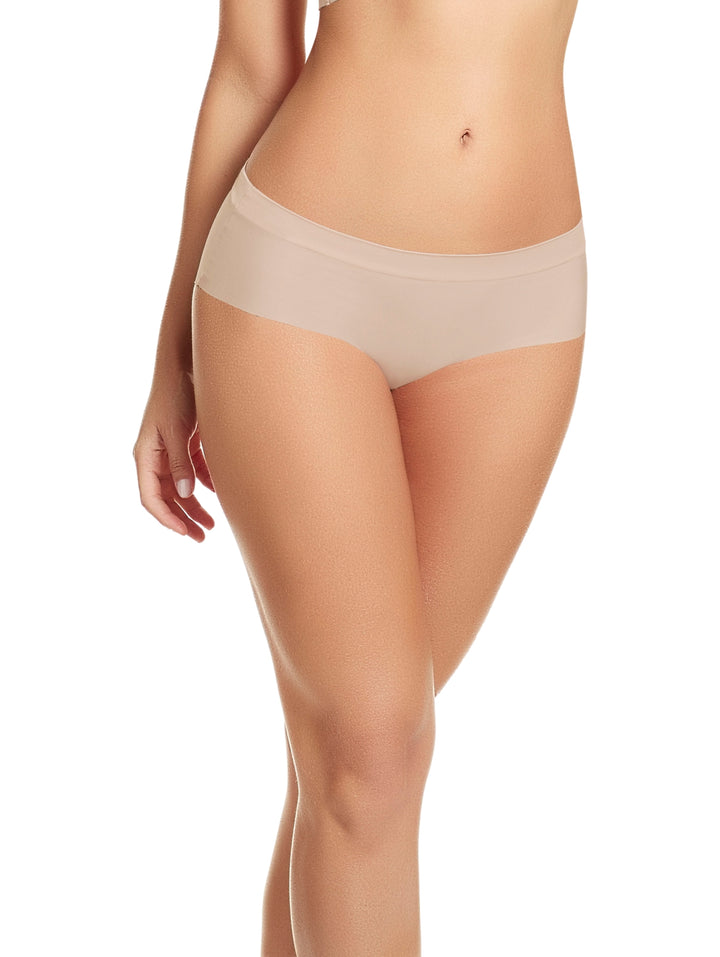 Mujer vistiendo panty de corte cachetero color perla.