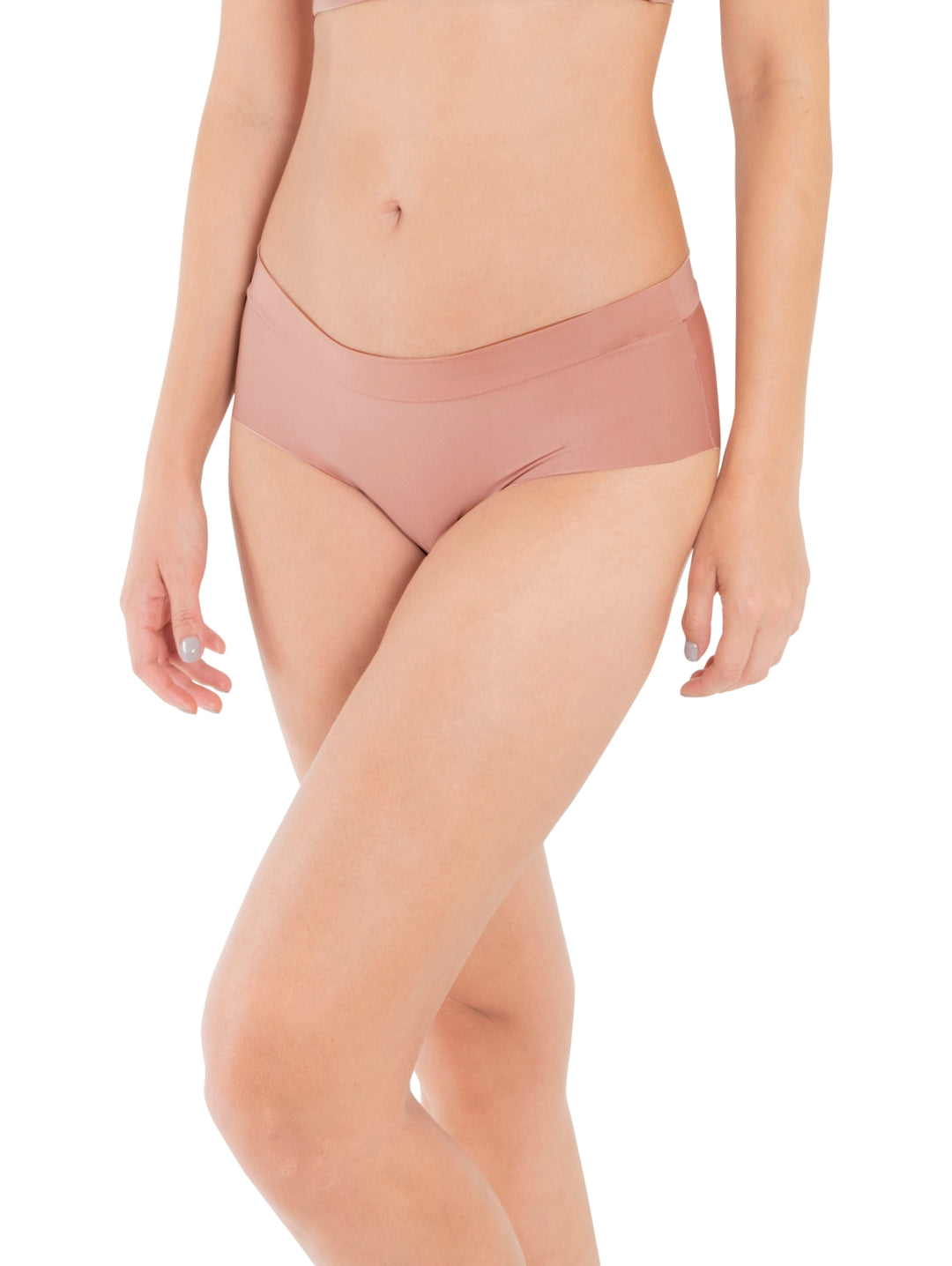 Mujer vistiendo una pantaleta de color caramelo marca HABY, diseño clásico y liso.
