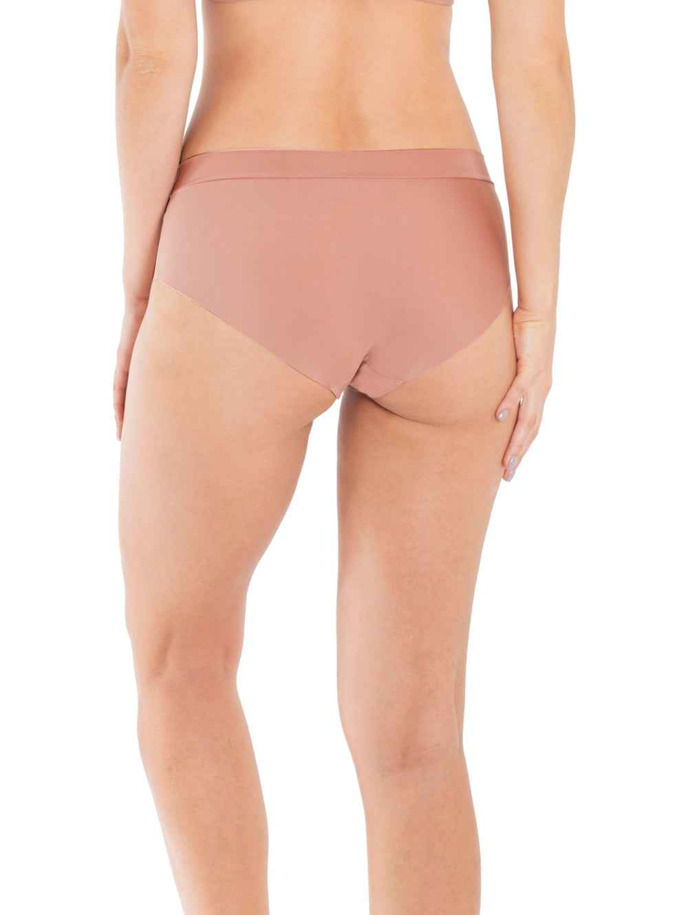 Mujer vistiendo una pantaleta de color caramelo marca HABY, diseño clásico y liso.