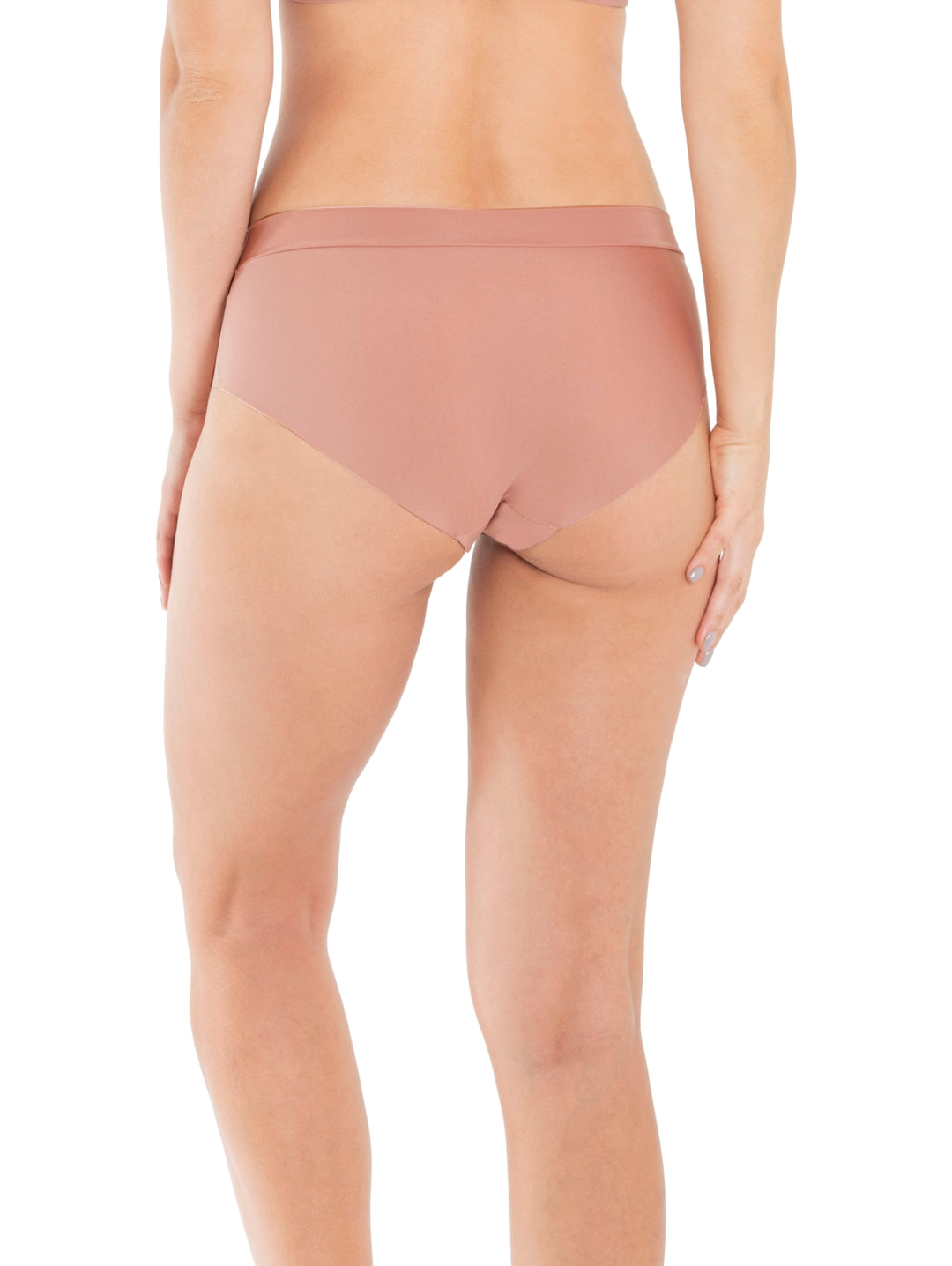 Mujer vistiendo una pantaleta de color caramelo marca HABY, diseño clásico y liso.