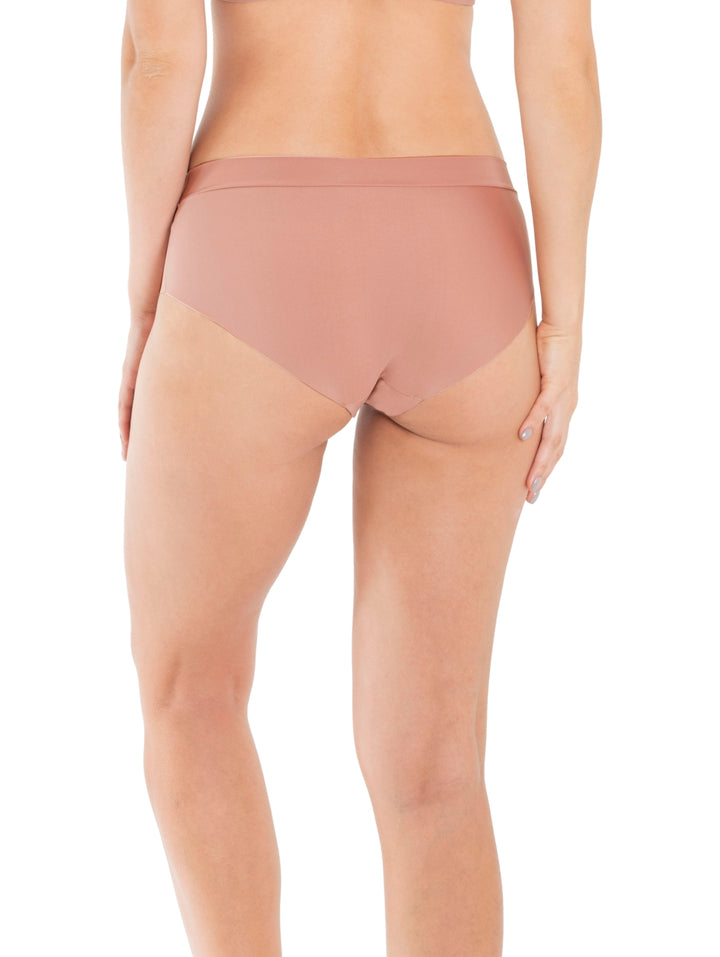 Mujer vistiendo una pantaleta de color caramelo marca HABY, diseño clásico y liso.