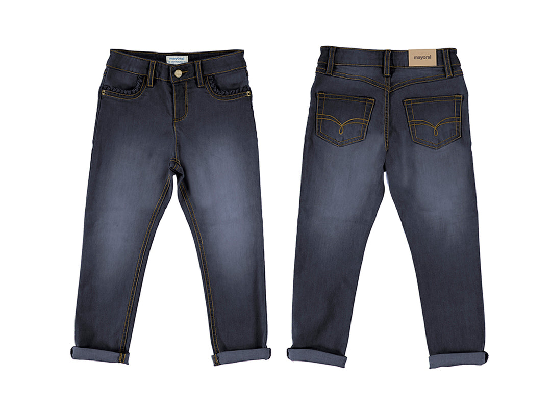 Pantalón pitillo de mezclilla azul oscuro con costuras doradas, vista frontal y posterior.