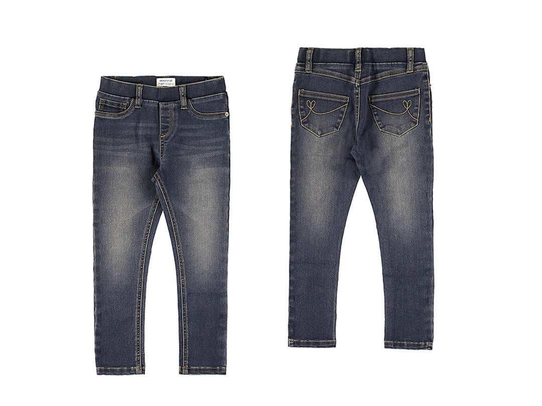 Pantalón de mezclilla azul oscuro para niña con costuras decorativas en los bolsillos traseros.