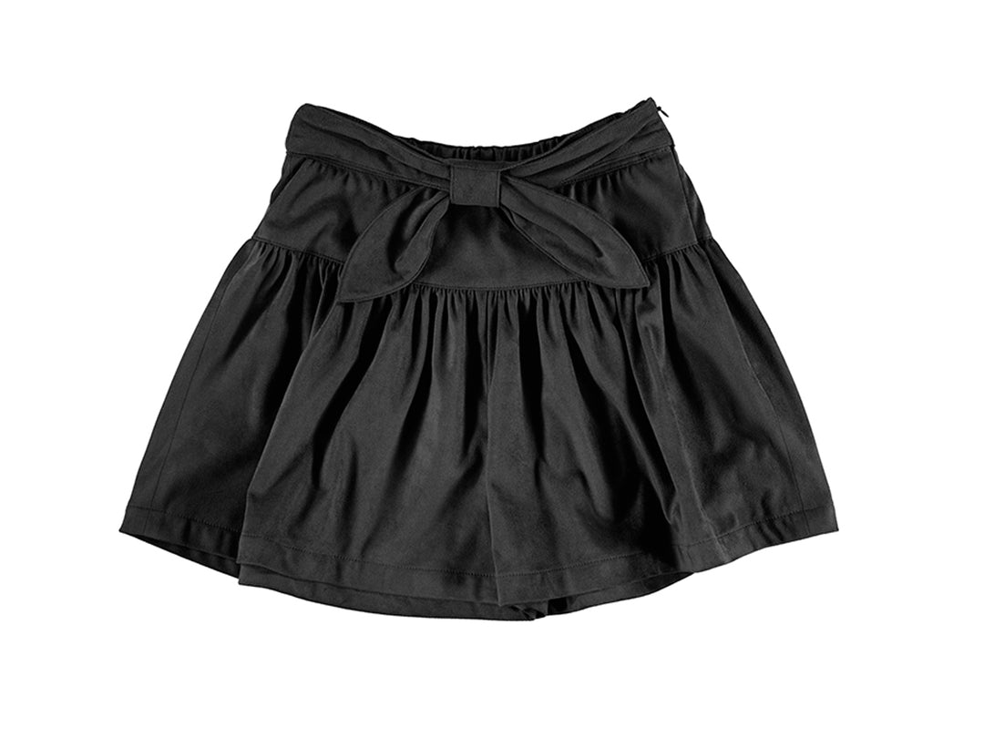 Falda corta color negro para niña con lazo decorativo en la cintura.