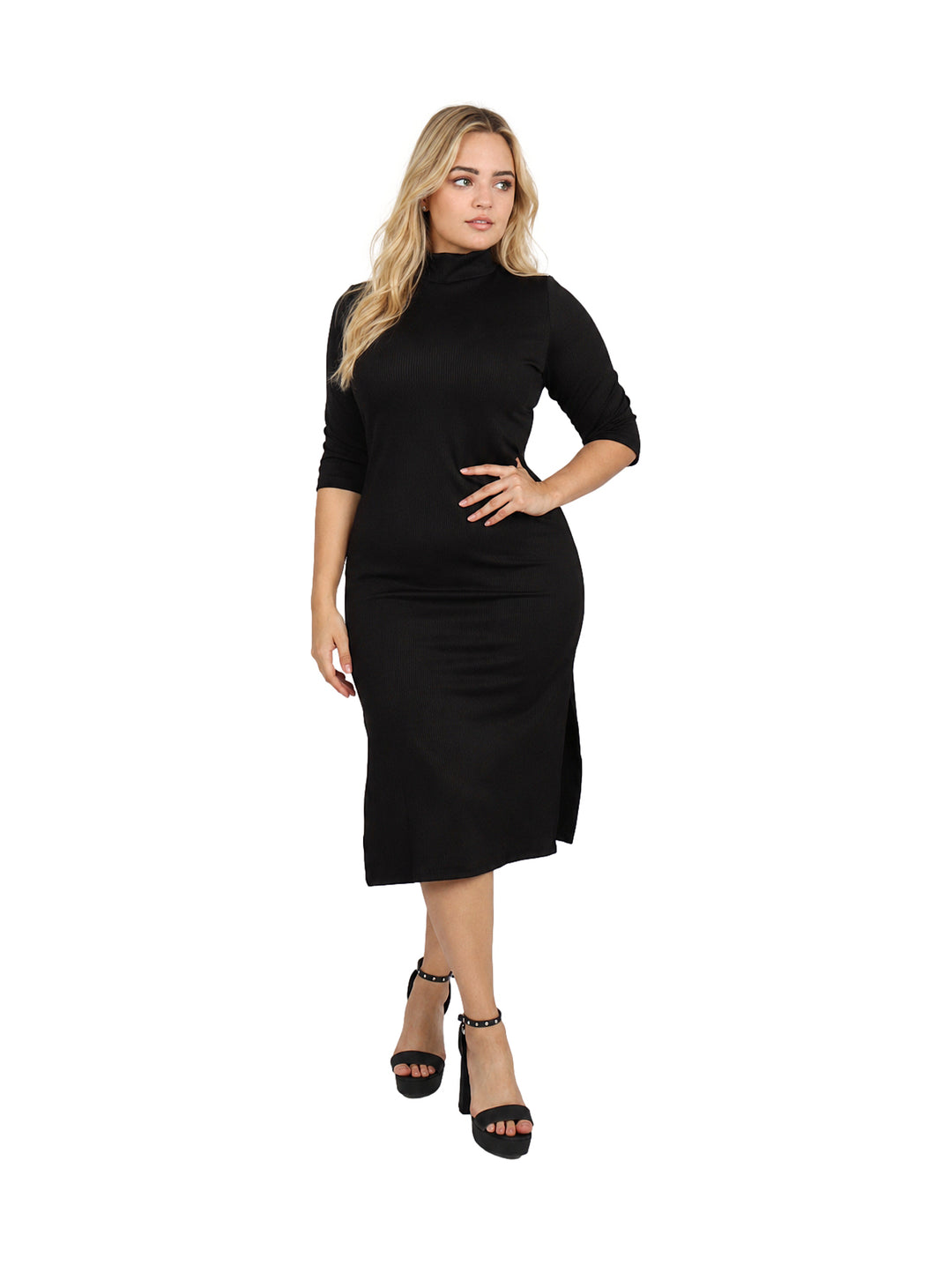 Mujer vistiendo un vestido negro acanalado de cuello alto y largo midi, estilo elegante y ajustado.