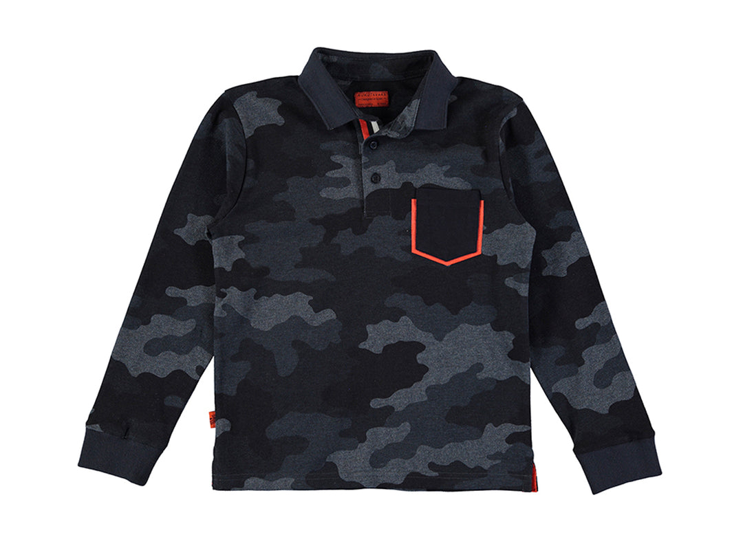 Playera polo de manga larga para bebé color petróleo con estampado de camuflaje y detalle naranja en el bolsillo.