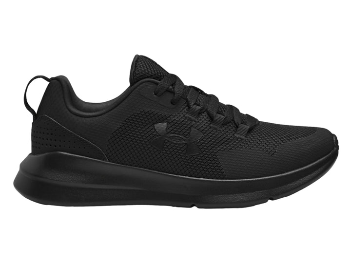 Tenis deportivos Under Armour Essential en color negro total con suela gruesa y malla transpirable.