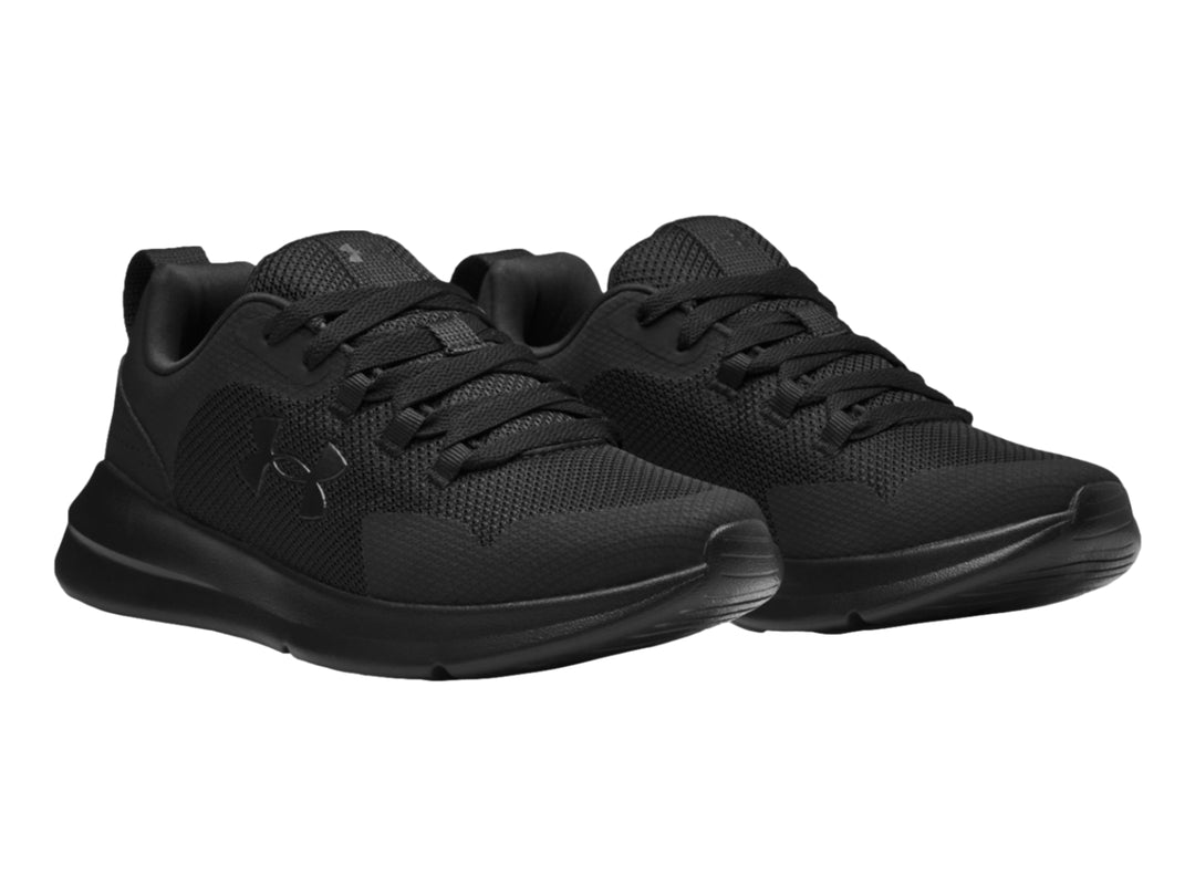 Tenis deportivos Under Armour Essential en color negro total con suela gruesa y malla transpirable.