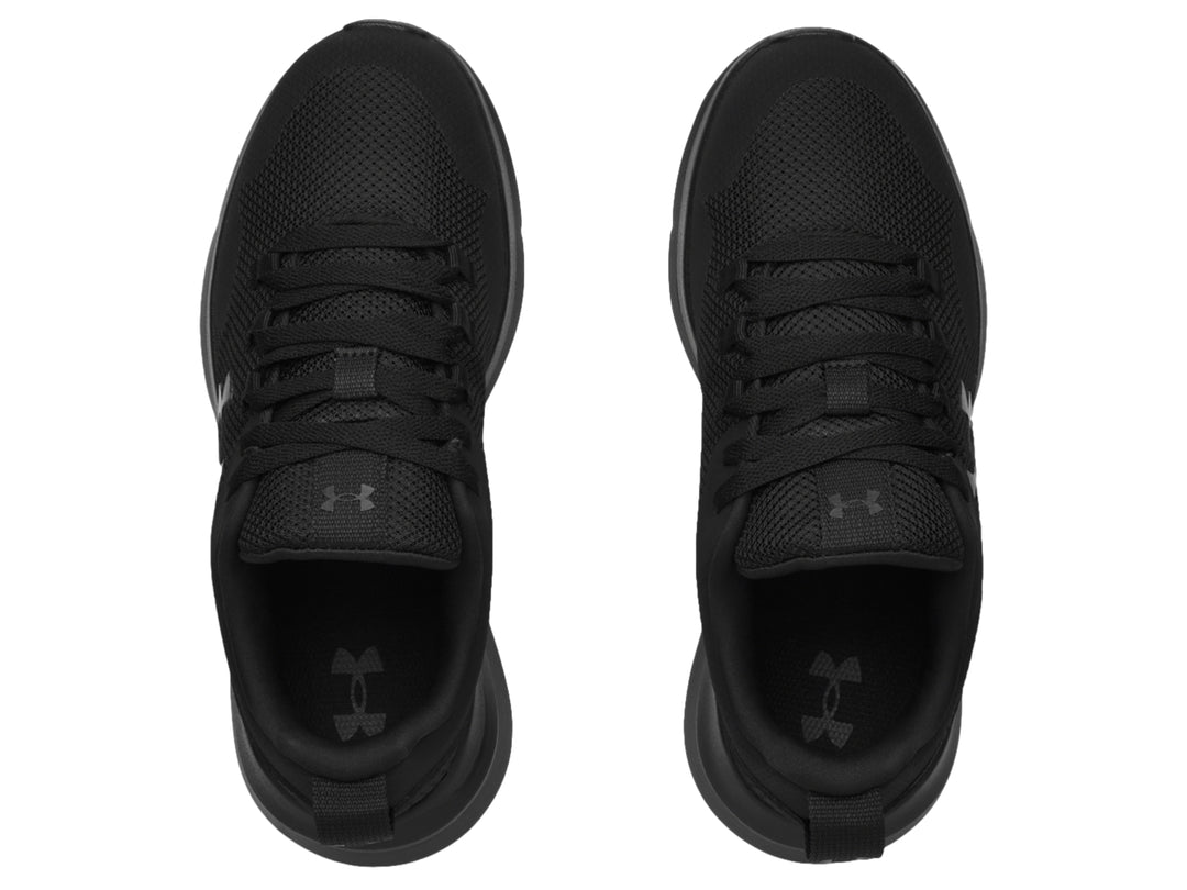 Tenis deportivos Under Armour Essential en color negro total con suela gruesa y malla transpirable.