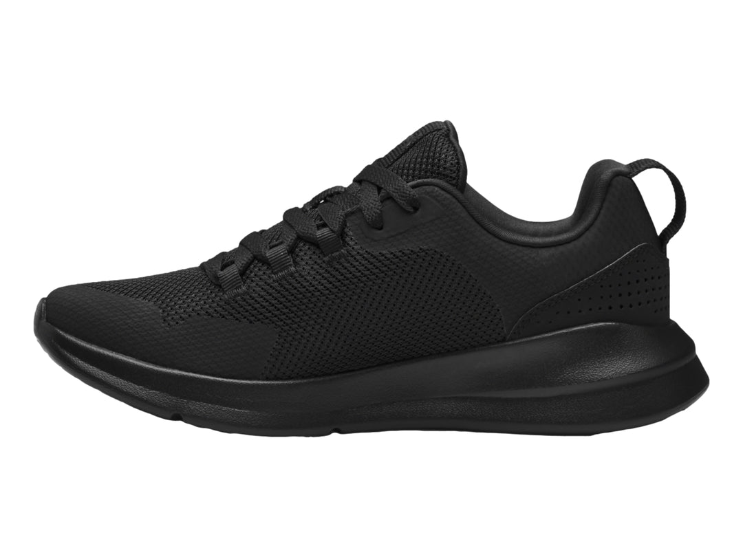 Tenis deportivos Under Armour Essential en color negro total con suela gruesa y malla transpirable.