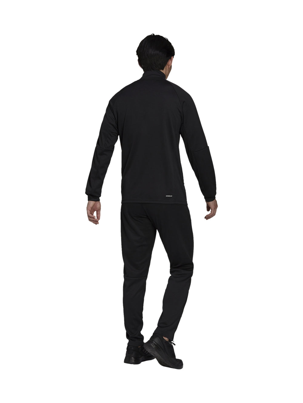 Hombre vistiendo conjunto deportivo Adidas de color negro con rayas blancas en las mangas.