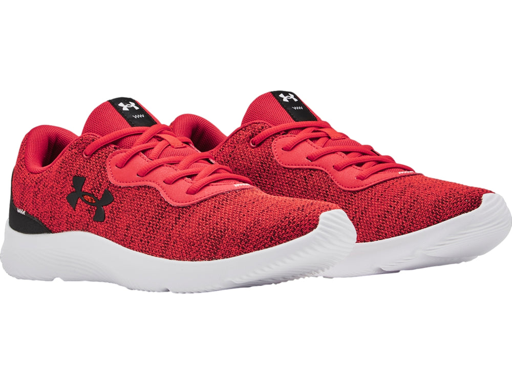 Tenis deportivos Under Armour color rojo con suela blanca y detalles en negro.