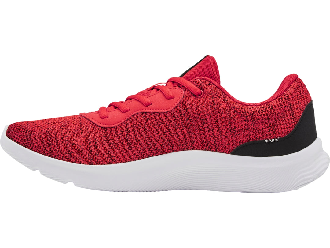 Tenis deportivos Under Armour color rojo con suela blanca y detalles en negro.