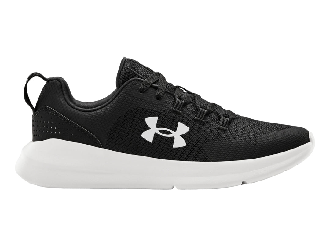 Tenis deportivos Under Armour UA Essential color negro con suela blanca y logotipo blanco.