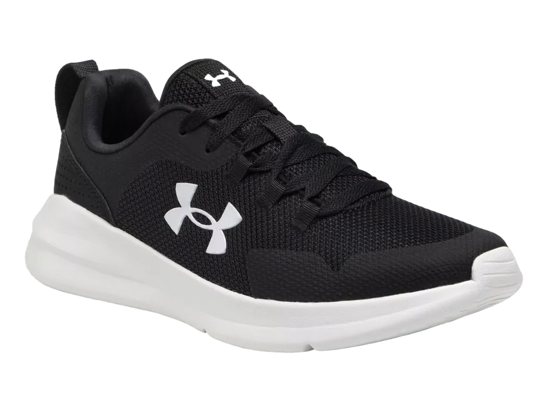 Tenis deportivos Under Armour UA Essential color negro con suela blanca y logotipo blanco.