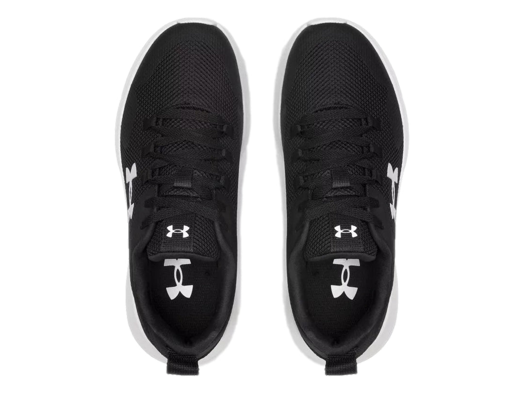 Tenis deportivos Under Armour UA Essential color negro con suela blanca y logotipo blanco.