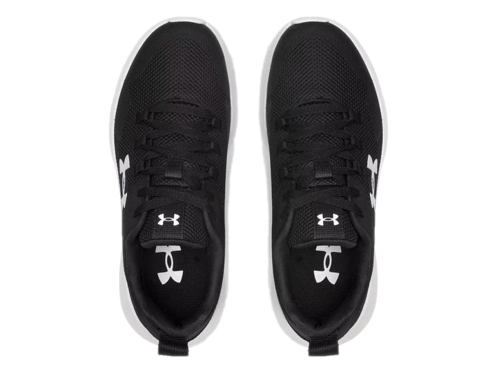 Tenis deportivos Under Armour UA Essential color negro con suela blanca y logotipo blanco.