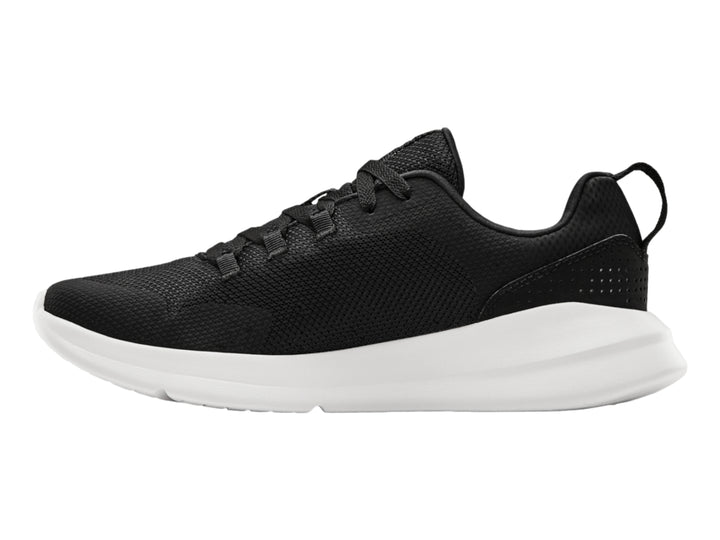 Tenis deportivos Under Armour UA Essential color negro con suela blanca y logotipo blanco.