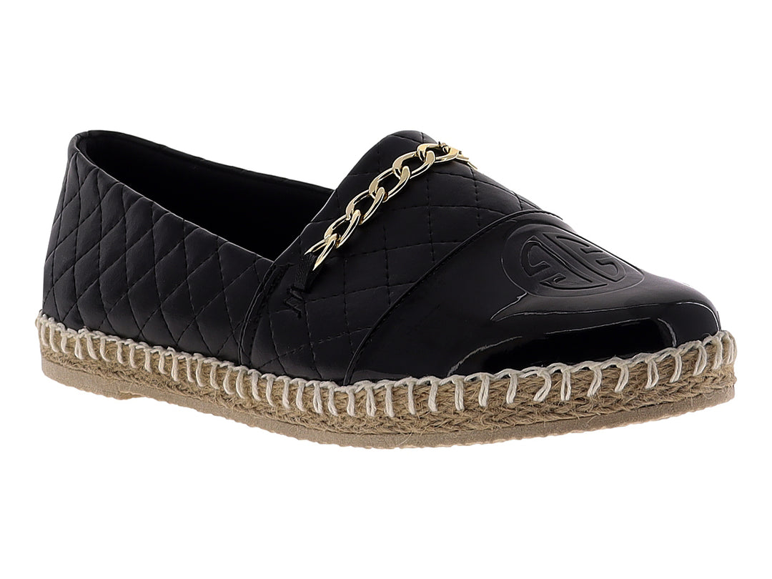 Alpargata negra para mujer con diseño acolchado, cadena dorada y suela de fibras naturales.