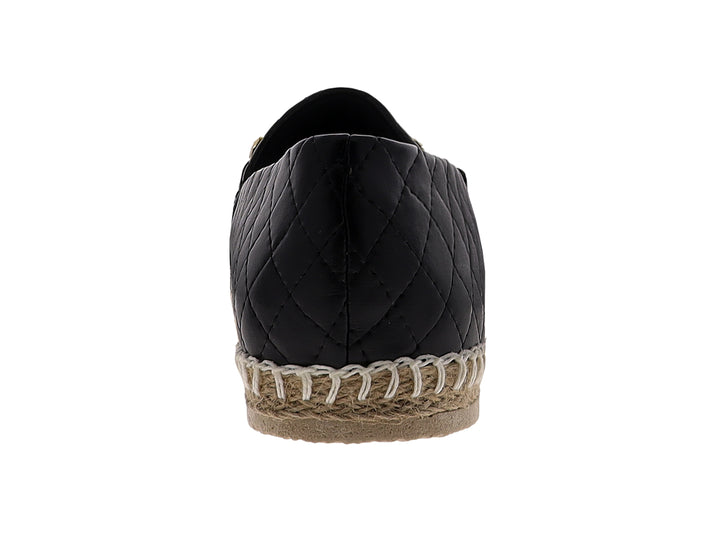 Alpargata negra para mujer con diseño acolchado, cadena dorada y suela de fibras naturales.