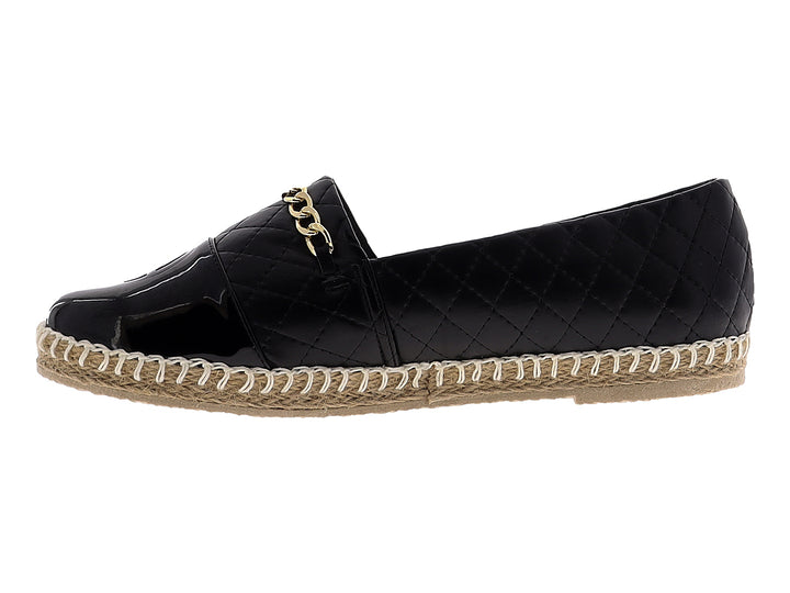 Alpargata negra para mujer con diseño acolchado, cadena dorada y suela de fibras naturales.