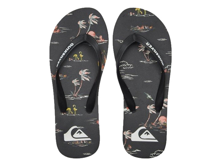 Sandalias negras Quiksilver con una línea naranja en la suela y estampado en la plantilla.