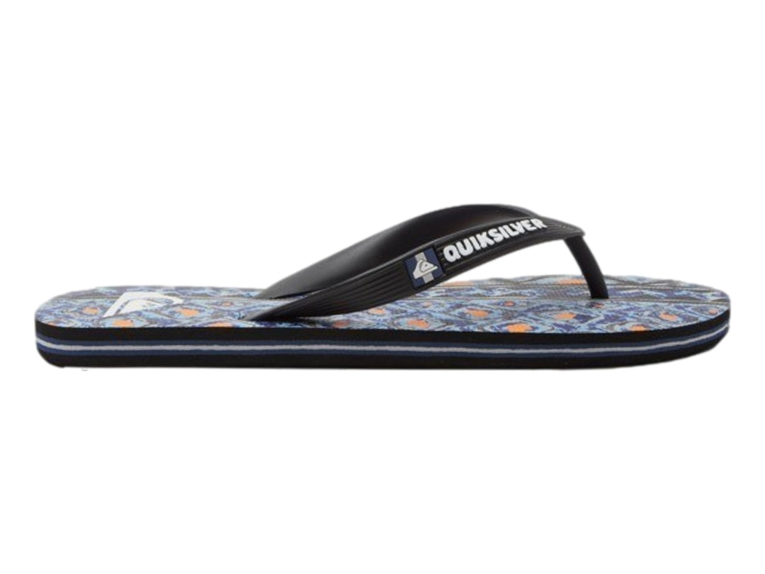 Sandalias Quiksilver para niño con correa negra y suela estampada en tonos azul y gris.