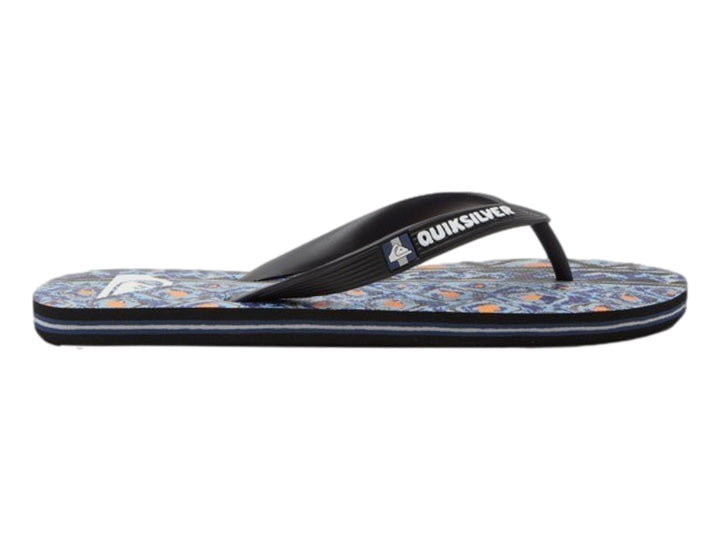 Sandalias Quiksilver para niño con correa negra y suela estampada en tonos azul y gris.