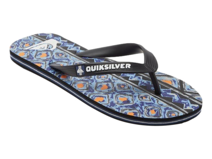 Sandalias Quiksilver para niño con correa negra y suela estampada en tonos azul y gris.