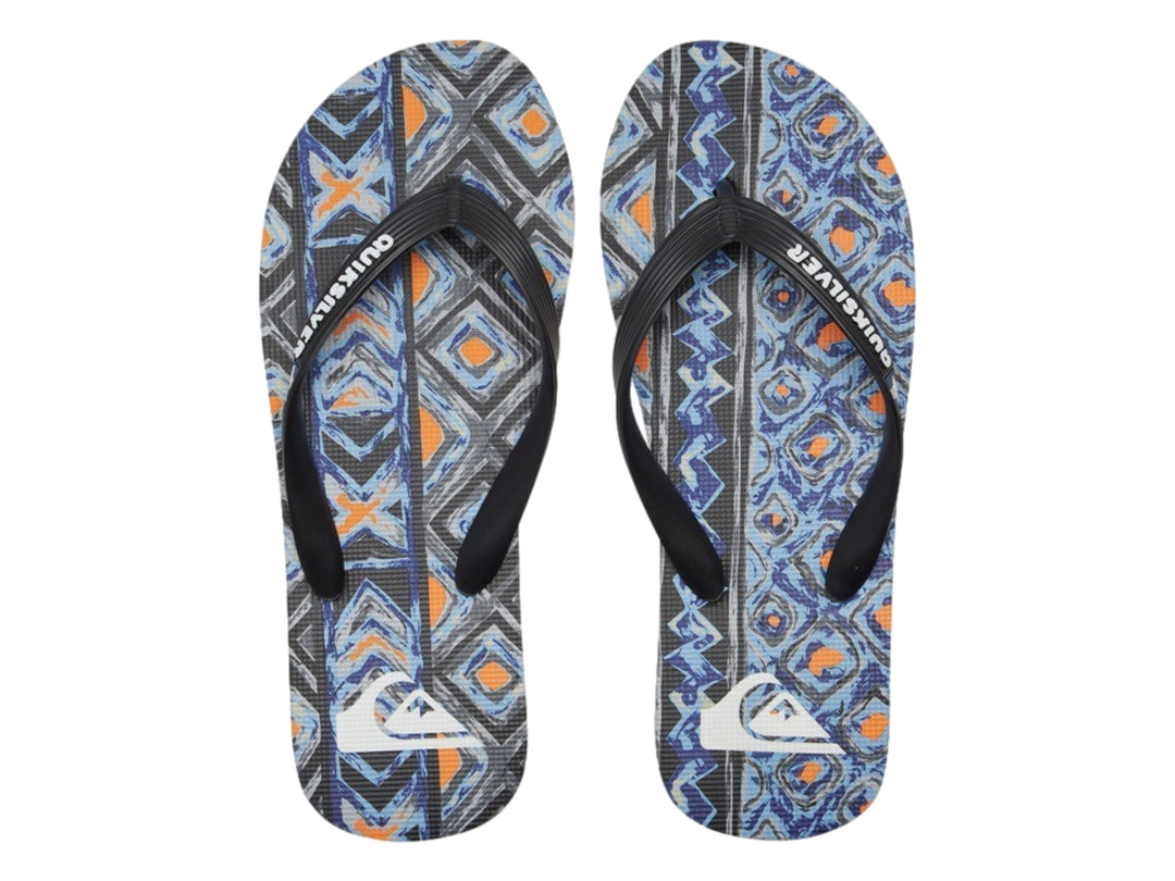 Sandalias Quiksilver para niño con correa negra y suela estampada en tonos azul y gris.