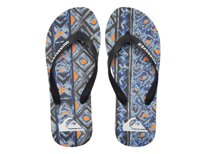 Sandalias Quiksilver para niño con correa negra y suela estampada en tonos azul y gris.