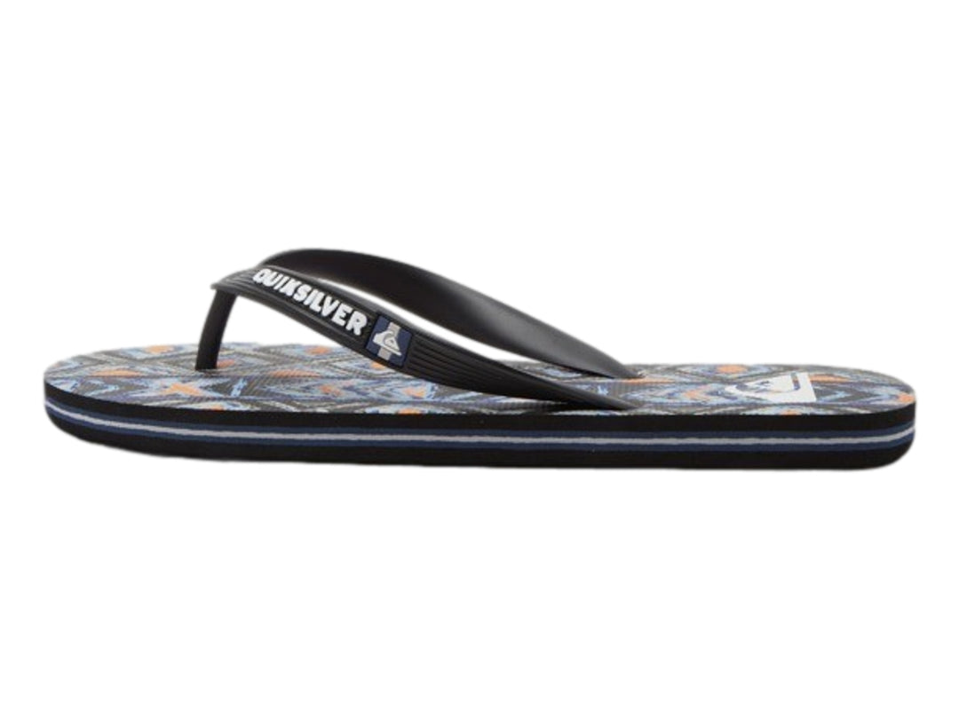 Sandalias Quiksilver para niño con correa negra y suela estampada en tonos azul y gris.