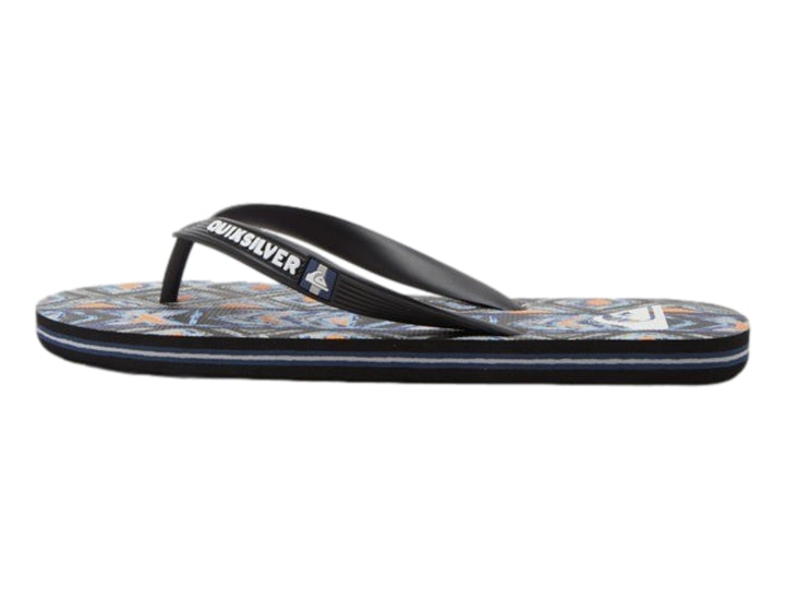 Sandalias Quiksilver para niño con correa negra y suela estampada en tonos azul y gris.