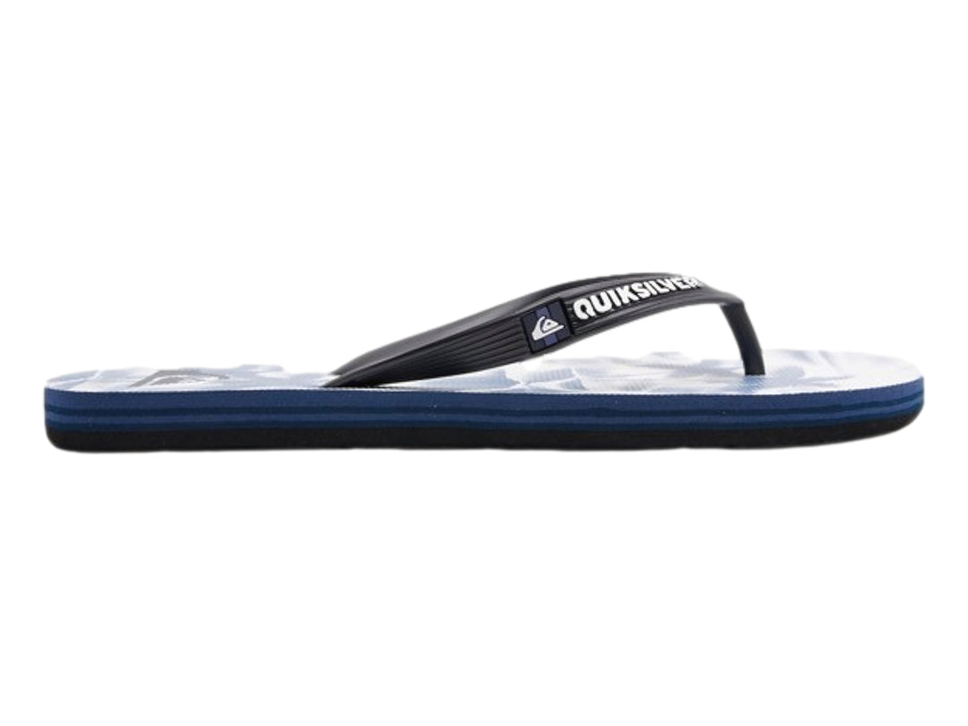 Sandalias Quiksilver en colores azul, blanco y negro con diseño estampado en la plantilla.
