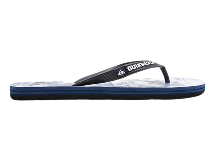 Sandalias Quiksilver en colores azul, blanco y negro con diseño estampado en la plantilla.