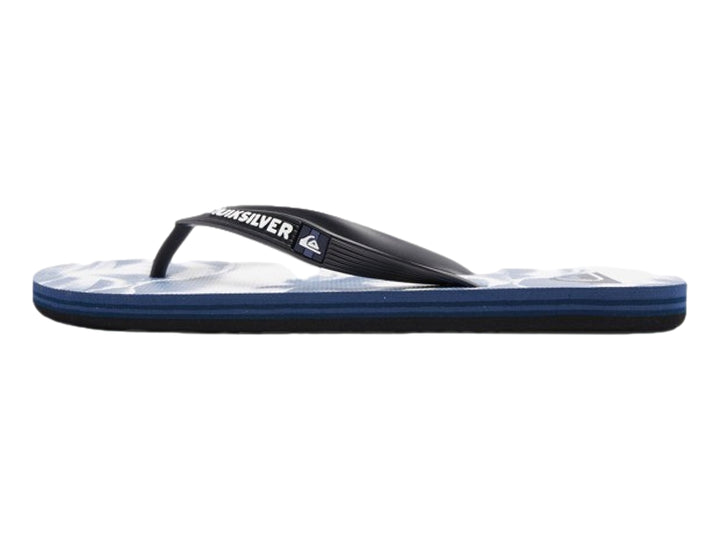 Sandalias Quiksilver en colores azul, blanco y negro con diseño estampado en la plantilla.