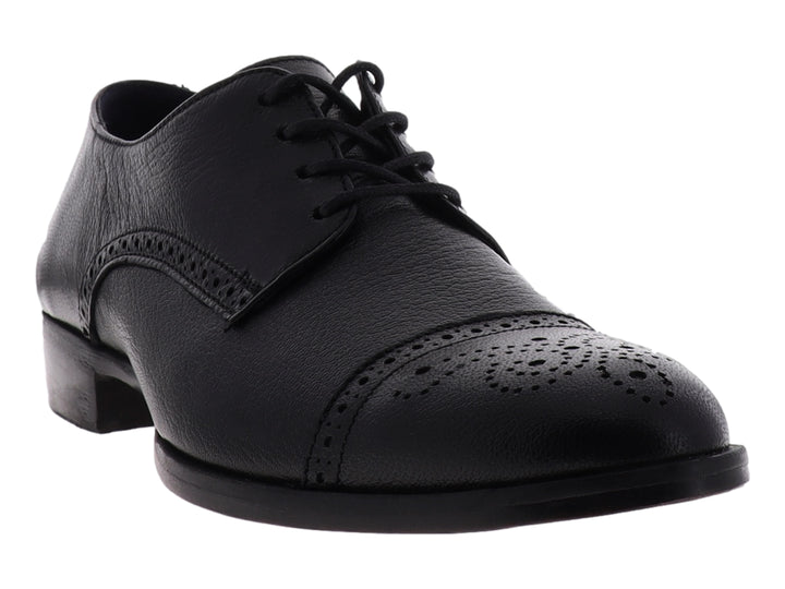 Zapato formal de cuero negro para hombre con detalles perforados estilo brogue y cierre de cordones.