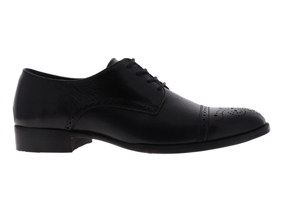 Zapato formal de cuero negro para hombre con detalles perforados estilo brogue y cierre de cordones.