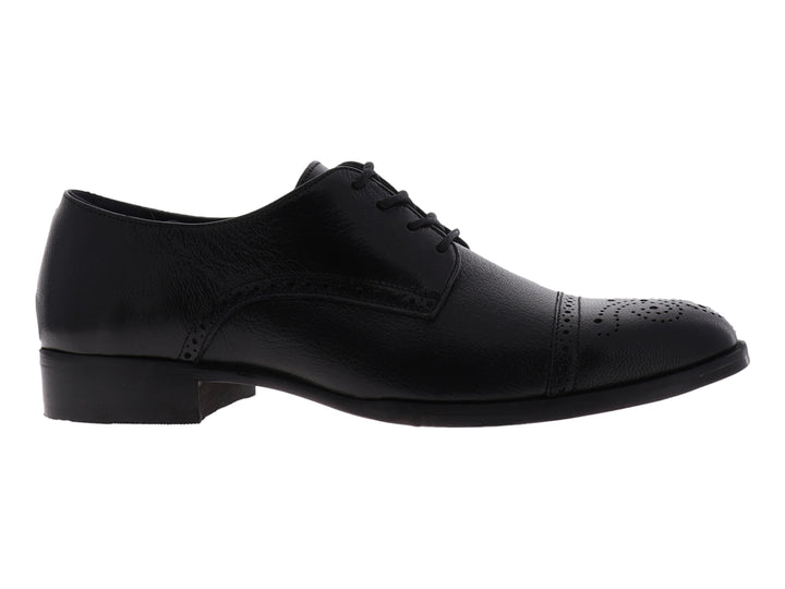 Zapato formal de cuero negro para hombre con detalles perforados estilo brogue y cierre de cordones.