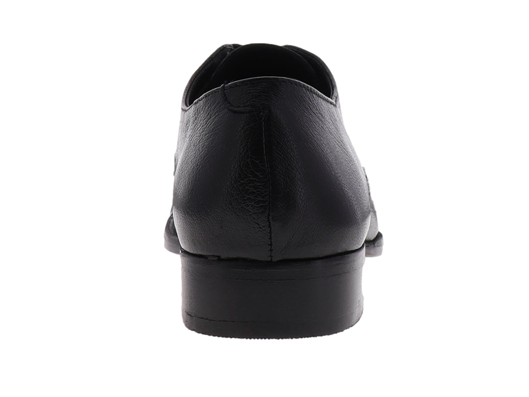 Zapato formal de cuero negro para hombre con detalles perforados estilo brogue y cierre de cordones.